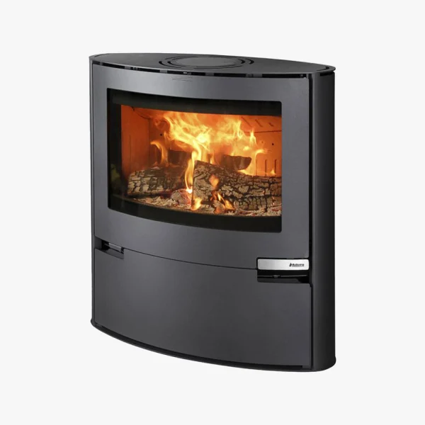 Aduro 15 är en modern svart braskamin med en stor glasfront som visar brinnande vedträn och livliga lågor inuti.