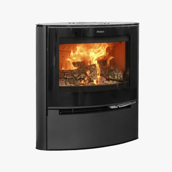 Aduro 15 LUX är en modern svart braskamin med en välvd front och glasdörr som ger en ljus bild av veden som brinner med synliga lågor.