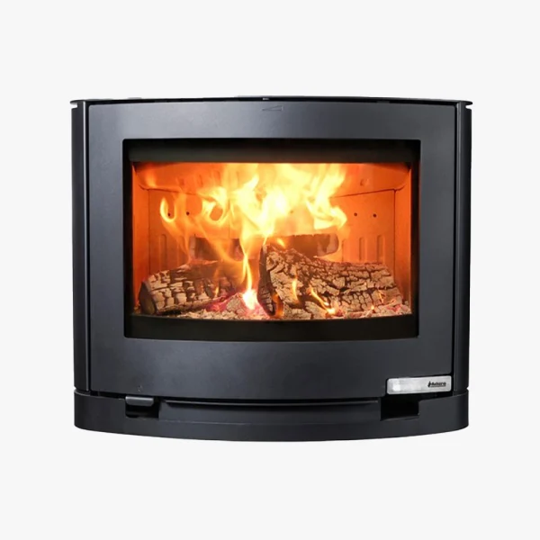 Aduro 15.3 är en modern svart braskamin med en glasdörr som avslöjar en ljus, brinnande brasa och prydligt staplade vedträn inuti.