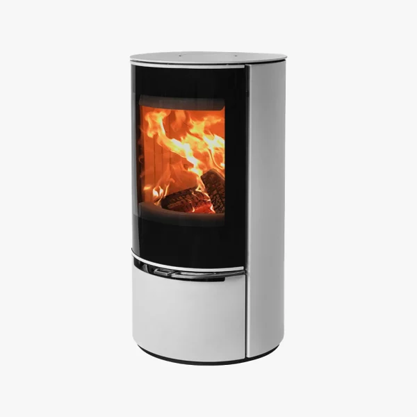 Aduro 17.1 LUX är en modern, cylindrisk vit braskamin med en glasfront som visar en ljus eld och brinnande ved inuti.