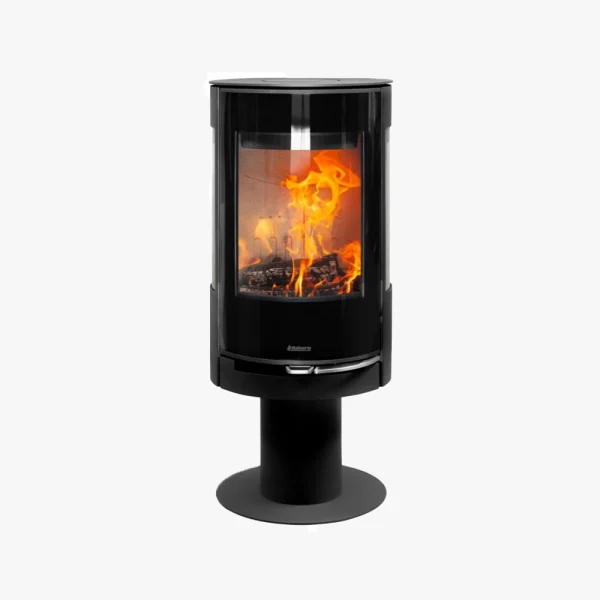 Aduro 22.3 Lux är en modern svart fristående braskamin med en glasfront som visar upp ljusorangea lågor och brinnande stockar inuti, mot en vit bakgrund.