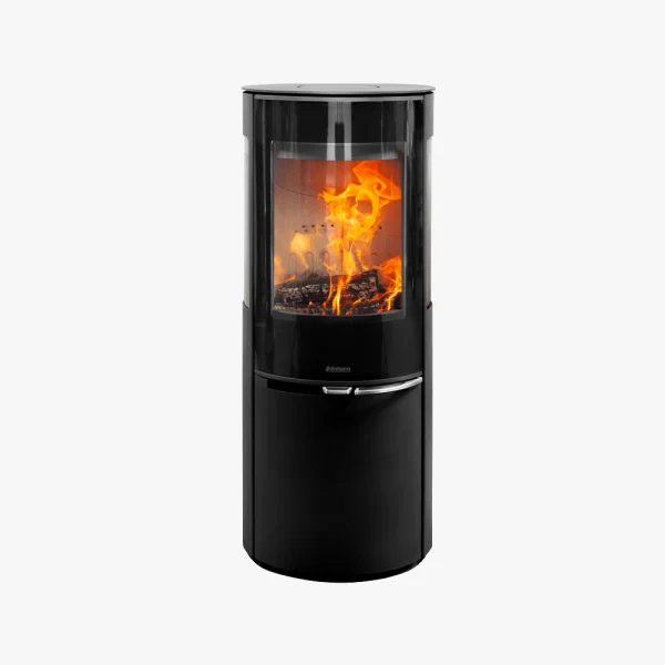 Aduro 22.5 Lux är en modern svart cylindrisk braskamin med en glasfront som visar en ljusorange eld inuti.