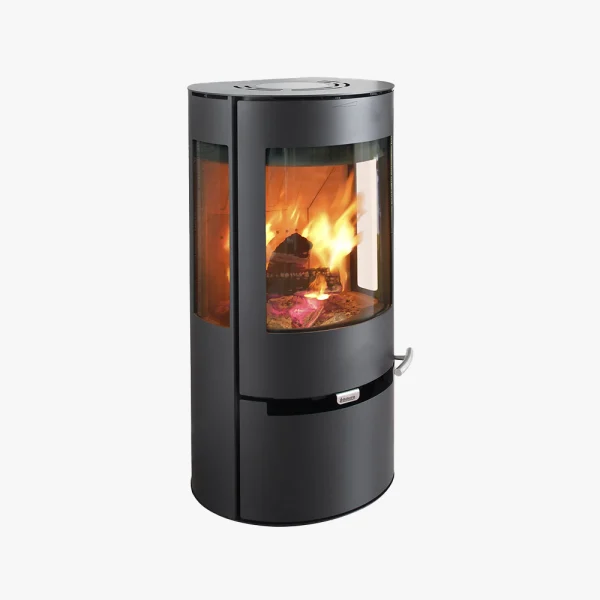 Aduro 9 Air är en modern svart cylindrisk braskamin med front och sidopaneler i glas som ger en klar eld inuti. Den har ett litet handtag och står på en plan yta.