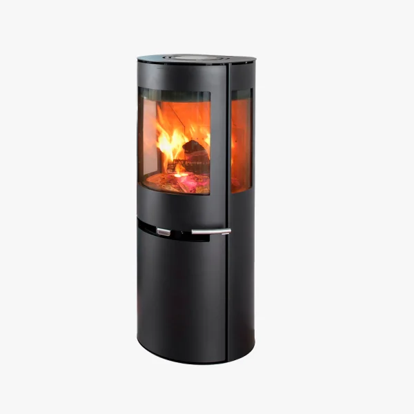 Aduro 9.5 är en modern, cylindrisk svart braskamin med glas på framsidan och sidorna som visar elden inuti. Den står ensam mot en vit bakgrund.