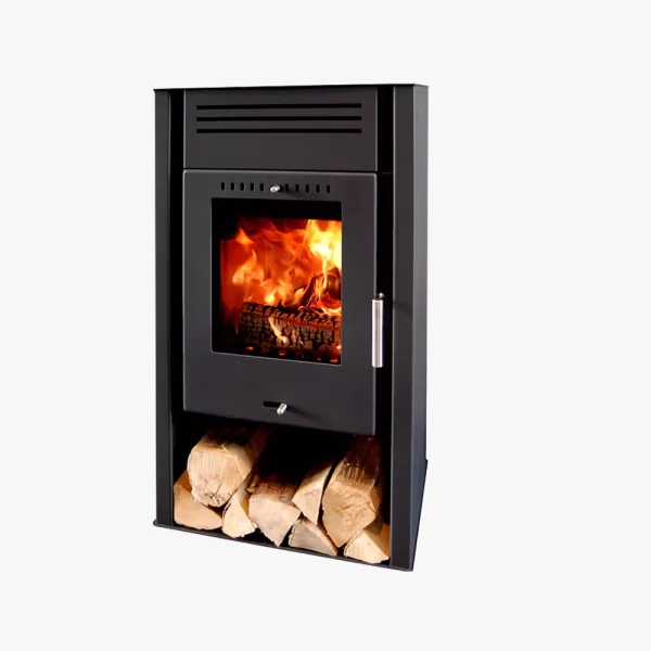 Aduro Asgård 1 är en svart braskamin med en glasdörr som visar elden inuti, med flera vedträn prydligt staplade i ett fack nedanför.