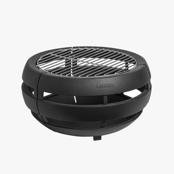 Aduro Fireball är en rund, svart portabel kolgrill med metallgaller, modern ventilationsdesign och korta ben, på en vit bakgrund.