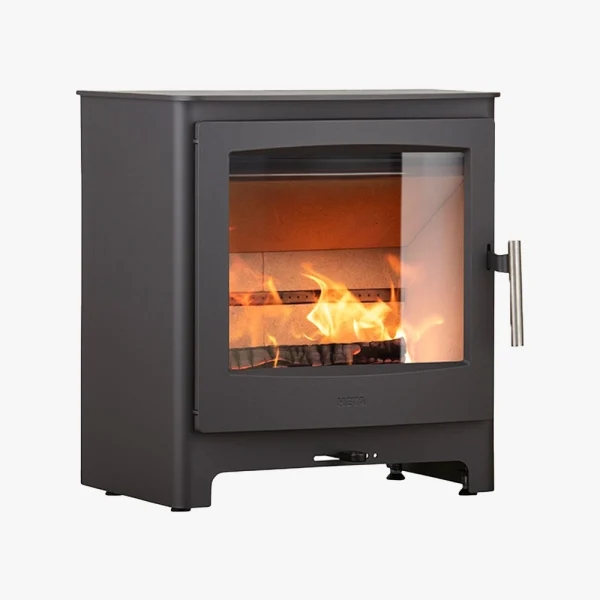 Heta Ambition 8 är en modern svart braskamin med en glasdörr som visar en ljus eld. Den har ett metallhandtag på höger sida, står på korta ben och är avbildad mot en vit bakgrund.