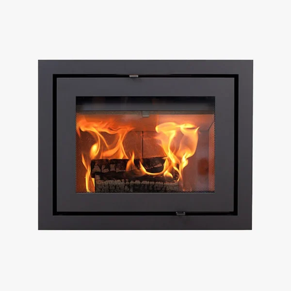 Heta Classic 1 är en modern spisinsats med svart ram och glasfront, där veden brinner starkt inuti med levande orange och gula lågor.