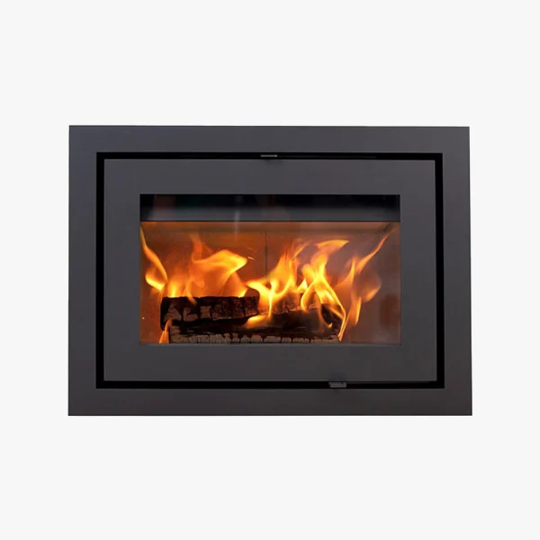 Heta Classic 2 är en modern rektangulär spisinsats med svart ram och glasfront, som visar brinnande vedträn och livfulla orangea lågor inuti.