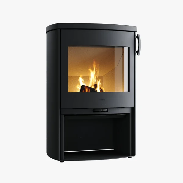 Heta Icon-Line Eclipse XL är en modern svart braskamin med en glasfront som visar brinnande stockar, ett handtag på höger sida och ett öppet förvaringsutrymme för stockar undertill.