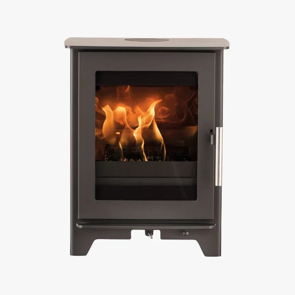 Heta Inspire 40 är en svart fristående braskamin med en glasfront som visar ljusorangea lågor mot en vit bakgrund.