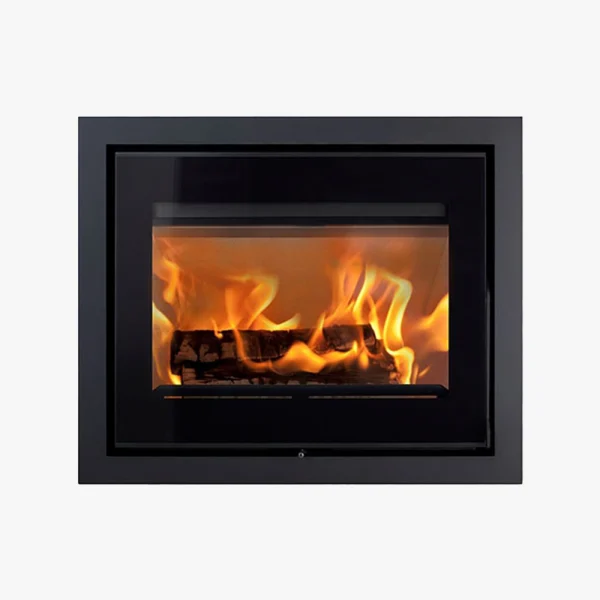 Heta Panorama har en modern svart ram med synliga brinnande vedträn och ljusorangea lågor mot en vit bakgrund.