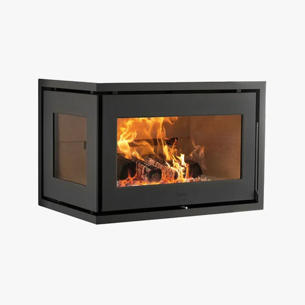 Heta Prestige BL är en modern svart hörnspis med stora glaspaneler på framsidan och sidorna, som visar ljusorangea lågor och brinnande stockar inuti.