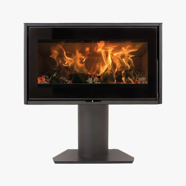 Heta Scan-Line 100 Pelare är en modern svart braskamin med en rektangulär glasfront som visar orangea lågor och glödande glöd, allt monterat på en piedestal mot en vit bakgrund.