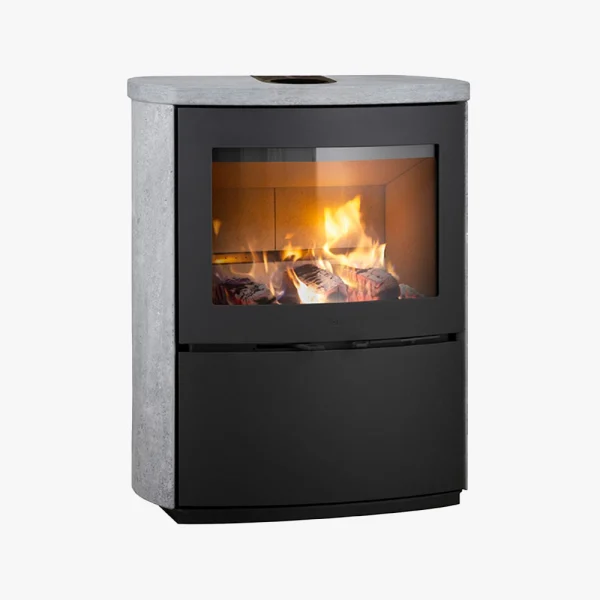 Heta Scan-Line 1000 Täljsten är en modern svart braskamin med en glasfront som ger en ljus eld. Den har en elegant rektangulär design och en slät stentopp.