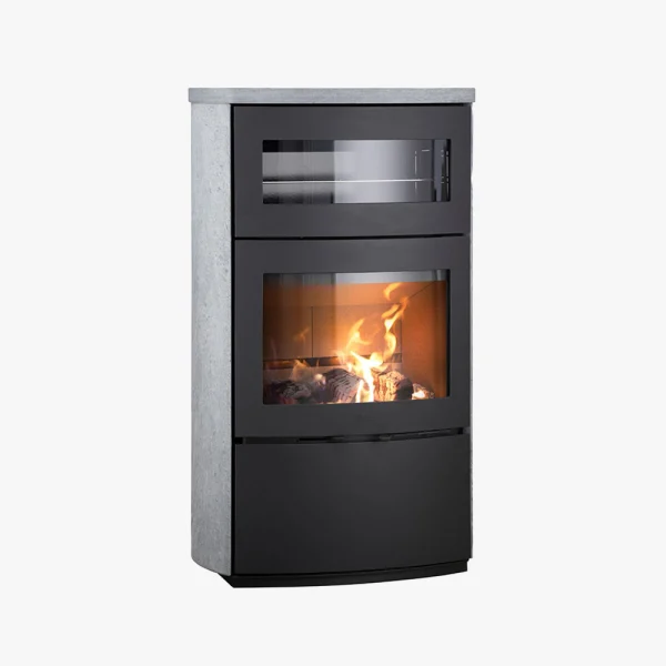 Heta Scan-Line 1000B Bakugn Täljsten är en modern fristående kamin med glasfront, svart metallram, ljusgrå täljstensexteriör och ett ugnsutrymme ovanför eldstaden.