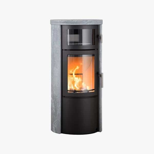 Heta Scan-Line 520B Bakugn Täljsten är en modern, cylindrisk fristående braskamin med en glasdörr som visar elden och har en täljstensfinish på toppen och sidorna.