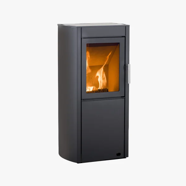 Heta Scan-Line 550 är en modern svart fristående braskamin med en glasdörr som visar synliga lågor, på en vit bakgrund.