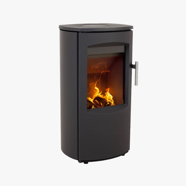 Heta Scan-Line 7B är en modern, cylindrisk svart braskamin med glasfront som visar lågorna och ett silverfärgat handtag på höger sida.