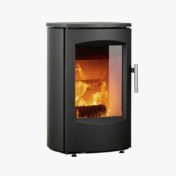 Heta Scan-Line 7L är en modern svart braskamin med en glasfront som visar brinnande ved och lågor. Den har ett silverfärgat handtag på höger sida och står på små ben.