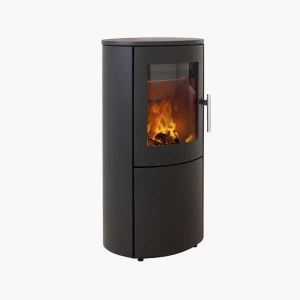 Heta Scan-Line 800 är en modern, cylindrisk, svart braskamin med glasdörr och silverhandtag, som har en elegant, minimalistisk design och synlig eld inuti.