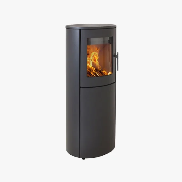 Heta Scan-Line 810 är en modern, cylindrisk svart braskamin med glasfront som visar synliga lågor. Den har en elegant, minimalistisk design och ett dörrhandtag på höger sida.