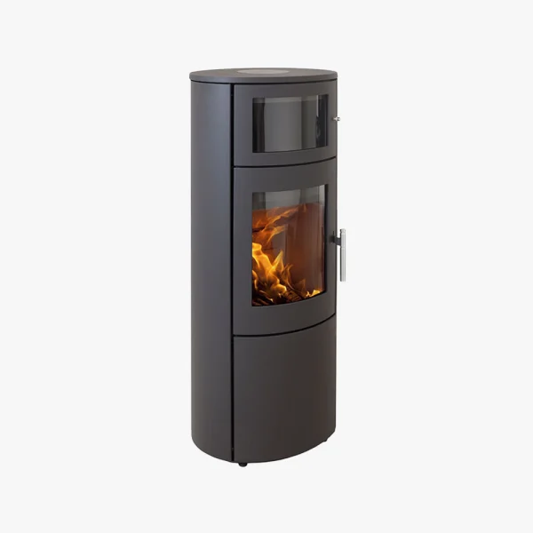 Heta Scan-Line 820B Bakugn är en modern, cylindrisk, svart braskamin med en elegant, minimalistisk design, handtag på höger sida, glaslucka som visar elden och en extra glaspanel ovanför.