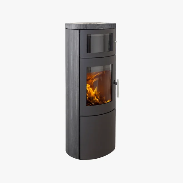 Heta Scan-Line 820B Bakugn Blackwood är en modern cylindrisk svart braskamin med en glasfront som visar orangea lågor och ett sidohandtag i metall, som visas mot en vit bakgrund.