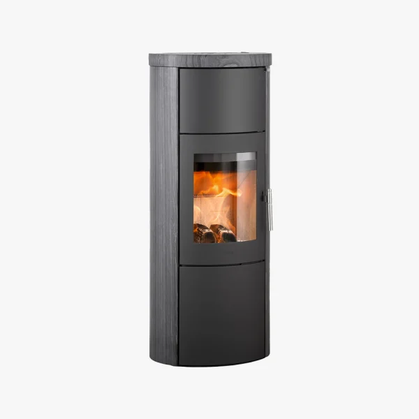 Heta Scan-Line 820S Blackwood är en modern, cylindrisk svart braskamin med en glasdörr som visar lågorna inuti, ett metallhandtag på höger sida och en matt finish med subtil trästruktur på ovansidan och sidorna.