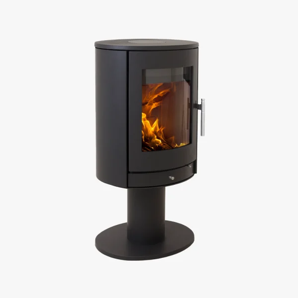 Heta Scan-Line 850 Pelare är en modern svart cylindrisk braskamin med en glasdörr som avslöjar elden på insidan. Den står på en rund bas och har ett metallhandtag på höger sida.