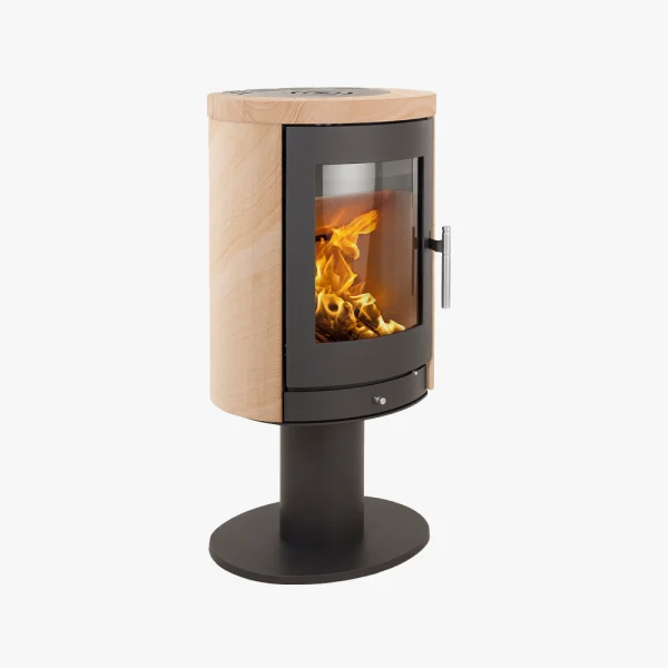 Heta Scan-Line 850 Pelare Sandsten är en modern cylindrisk braskamin med glasfront, sidor i ljus sandsten och en svart metallbas, med orangea lågor inuti.