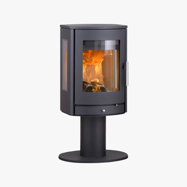 Heta Scan-Line 850M Sidoglas Pelare är en modern svart braskamin med stor glasfront och synliga lågor, som står på en rund piedestal mot en vit bakgrund.