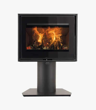 Heta Scan-Line 95 Pelare är en modern svart braskamin med glasfront som visar ljusorangea lågor och glödande glöd, monterad på en cylindrisk piedestal mot en vit bakgrund.