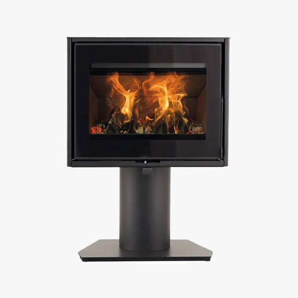 Heta Scan-Line 95 Pelare är en modern svart braskamin med glasfront som visar ljusorangea lågor och glödande glöd, monterad på en cylindrisk piedestal mot en vit bakgrund.