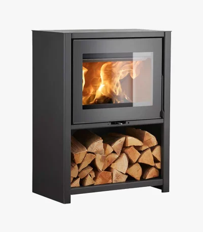 Heta Scan-Line 95H är en svart braskamin med en glasfront som visar elden inuti och ett nedre förvaringsutrymme fyllt med prydligt staplade vedträn.