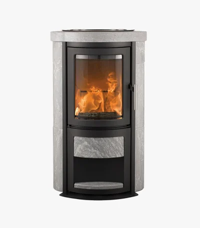 Heta Scan-Line Napoli Täljsten är en modern fristående braskamin med handtag på höger sida, metallram, stendetaljer och en glasdörr som avslöjar en ljus eld inuti.