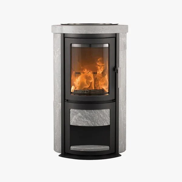 Heta Scan-Line Napoli Täljsten är en modern fristående braskamin med handtag på höger sida, metallram, stendetaljer och en glasdörr som avslöjar en ljus eld inuti.