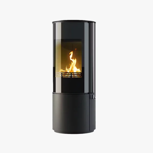 Jydepejsen Omega Basic är en modern svart cylindrisk braskamin med en glasfront som visar en eld som brinner inuti.