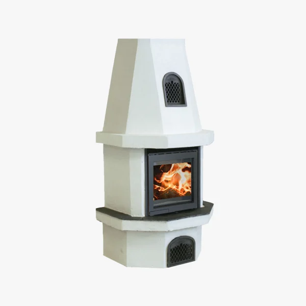 Mårbacka är en vit, modern öppen spis med triangelformad skorsten, glasad eldstad som visar lågor och små svarta ventiler placerade ovanför och under eldstaden.