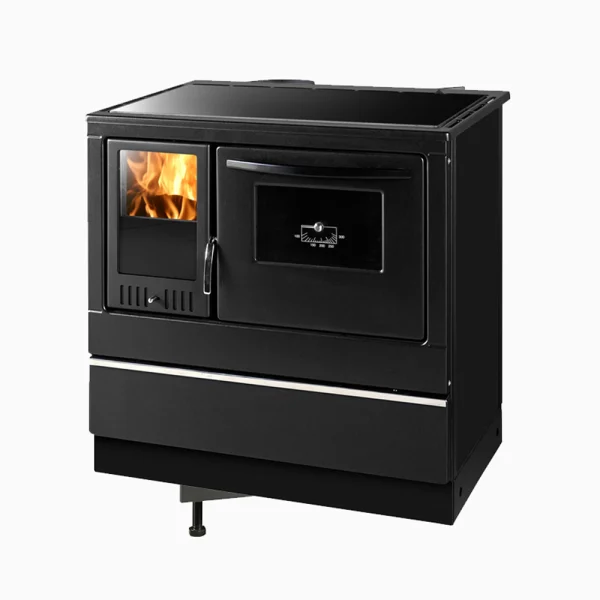 Okonom 85 Excellence är en svart braskamin med ett glasfönster som visar lågor till vänster och ett ugnsutrymme med temperaturmätare till höger, mot en vit bakgrund.