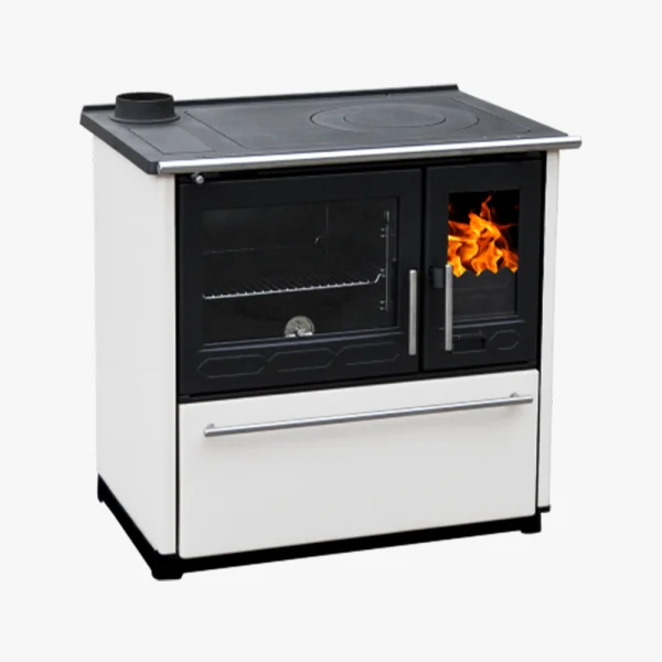 Plamen 850 är en vit och svart vedeldad köksspis med ugnslucka i glas, synlig eld på höger sida, plan matlagningsyta och metallhandtag på nedre lådan.