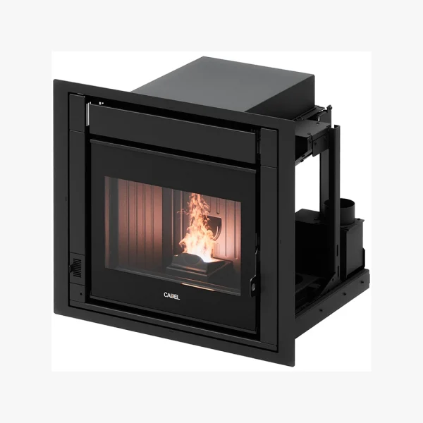Pelletsinsats Cadel Ponente 7 kW är en svart, modern inbyggd pelletskamin med en glasfront som visar lågan inuti. Dess eleganta, rektangulära design är gjord för installation i en vägg eller öppen spis.