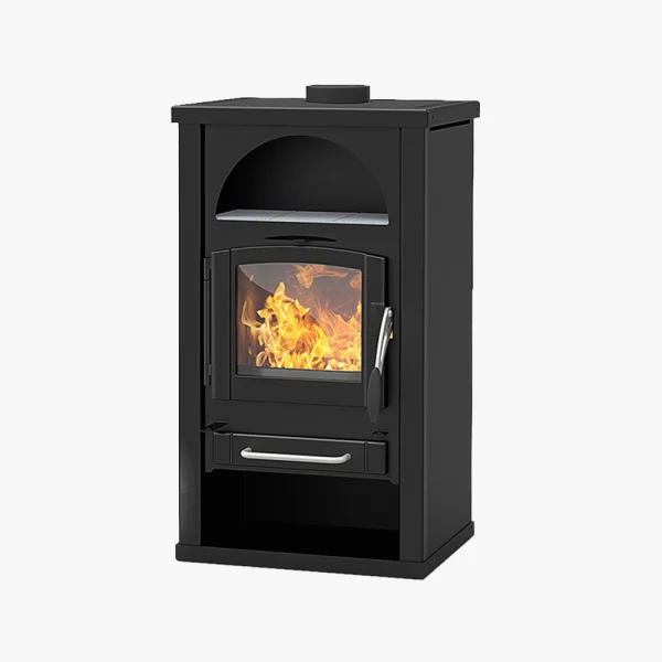 Rika Alpha II är en svart, fristående braskamin med en frontlucka i glas som visar elden, ett litet ugnsutrymme ovanför och ett nedre handtag för asklådan.