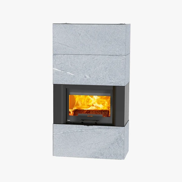 Rika Ambia är en modern rektangulär öppen spis med en ljusgrå stenyttersida och glasfront, med en levande orange eld som glöder inuti, mot en vit bakgrund.