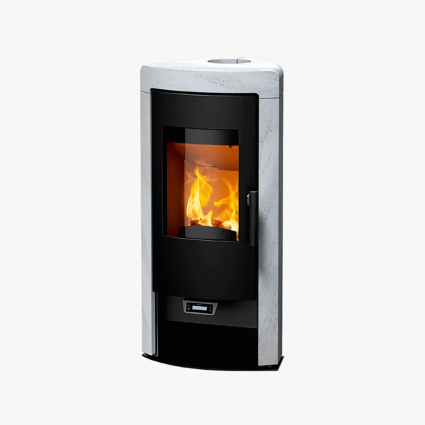 Rika Sol är en modern fristående braskamin med svart front, glaslucka som visar elden och ett ljust hölje av sten eller betong.