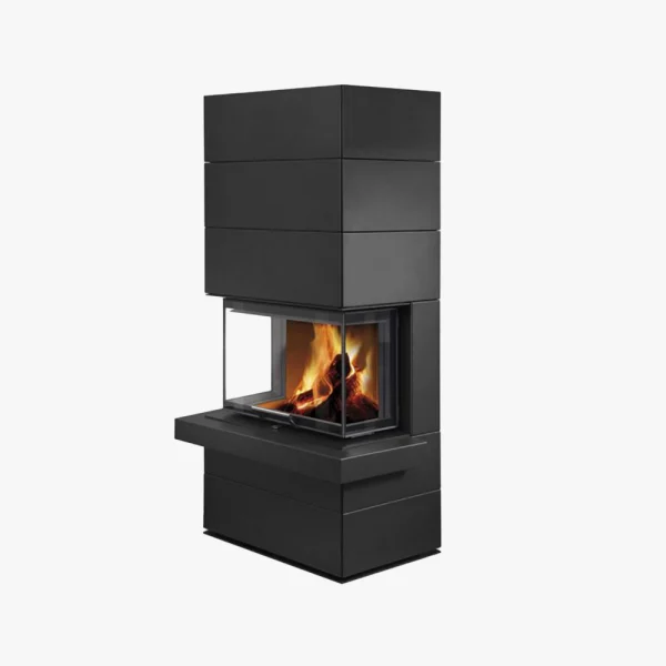 Romotop Cara är en modern svart rektangulär öppen spis med glaspaneler på två sidor, som visar brinnande stockar och lågor. Den eleganta, minimalistiska designen sticker ut mot en vit bakgrund.