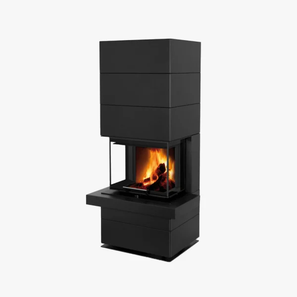 Romotop Cara Slim är en modern svart rektangulär öppen spis med en tresidig glasvägg som avslöjar en brinnande eld mot en vit bakgrund.