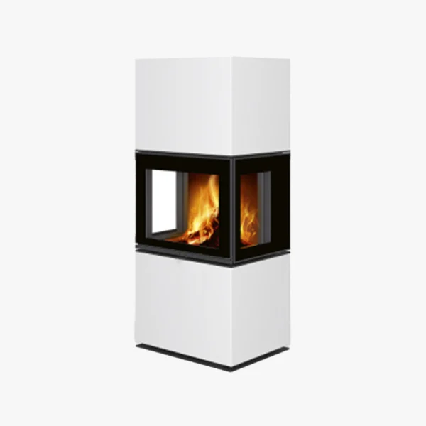 Romotop Lera 10 Keramik är en modern, vit fristående öppen spis med glaspaneler på två sidor som visar synliga lågor. Dess eleganta, rektangulära design sticker ut mot en vanlig vit bakgrund.