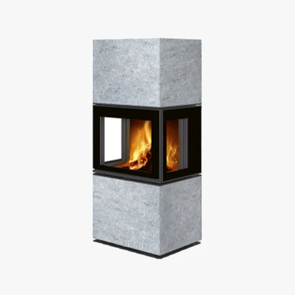 Romotop Lera 20 Serpentinsten är en modern, rektangulär stenspis med en glasfront och sidopaneler som visar en levande eld. De rena linjerna och den minimalistiska designen skapar en elegant och modern look.