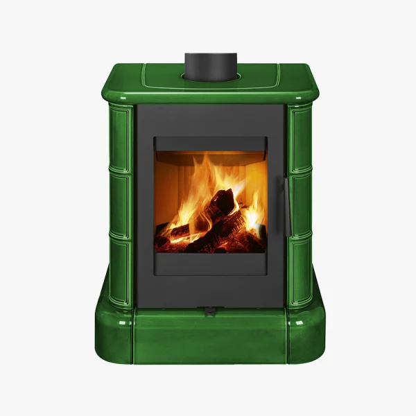 Romotop Siena N 01 är en grön keramisk braskamin med en glasfront som visar varma orangea lågor. Den har en enkel, modern design och har ett skorstensutlopp på toppen.